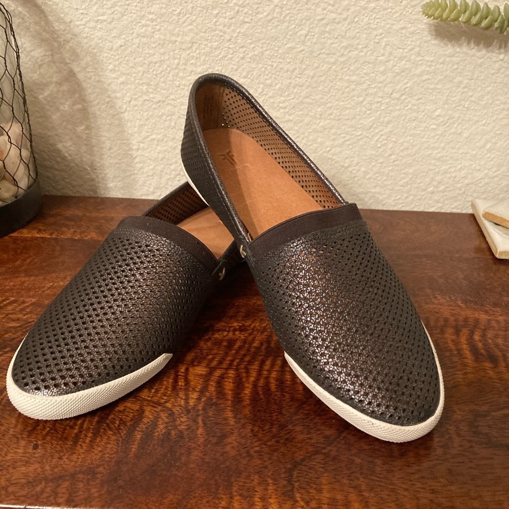 FRYE MELANIE PERFORATED FLAT SZ: 8medium